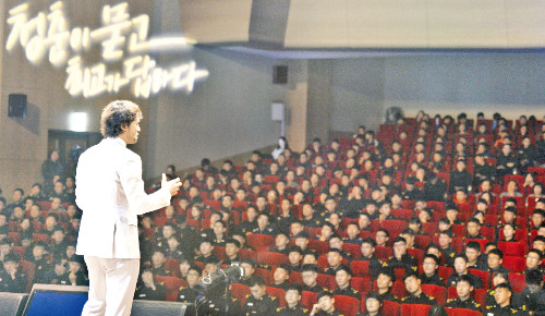 지난해 열린 대학생 대상 토크콘서트 ‘열정락서’에서 박찬호 씨가 학생들에게 자신감과 희망을 가지라고 격려하고 있다.  /삼성전자 제공 