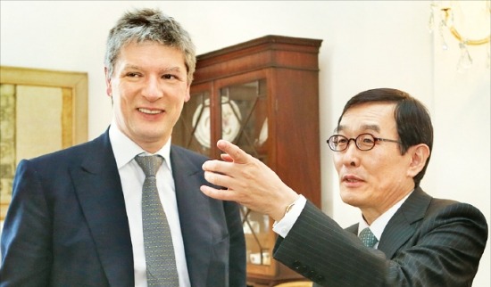 데이비드 커 버드앤드버드 대표(왼쪽)와 목근수 충정 대표가 서울 영국대사관 관저에서 포즈를 취하고 있다. 법무법인 충정 제공