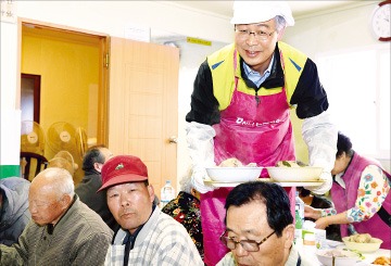 임종룡 회장, 경로당 '삼계탕 봉사'