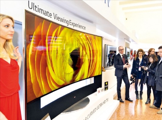 LG전자는 19일(현지시간) 이탈리아 베네치아에서 ‘LG이노페스트 2014’를 열고 유럽 바이어들에게 세계 최대 크기의 105인치 곡면 초고화질(UHD) TV를 선보였다. LG전자 제공