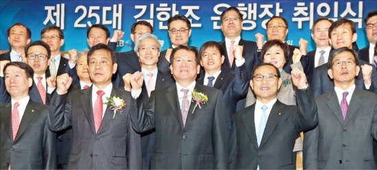 김정태 하나금융지주 회장(앞줄 왼쪽 두 번째)과 김한조 외환은행장(세 번째) 등 하나금융 임직원들이 21일 파이팅을 외치고 있다. 외환은행 제공