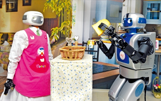 한국과학기술연구원(KIST)이 연구 중인 가사도우미 로봇의 콘셉트 모형. 집안일, 길 안내, 의료보조, 교육 등 다양한 인간형 서비스 로봇이 세계 각국에서 나오거나 출시를 앞두고 있다. KIST 제공