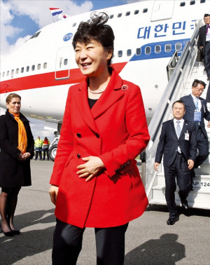 < “잘 도착했습니다” > 박근혜 대통령이 23일 네덜란드 암스테르담 스키폴국제공항에 도착해 밝게 웃고 있다. 박 대통령은 헤이그로 이동해 24~25일 열리는 제3차 핵안보정상회의에 참석한다. 연합뉴스