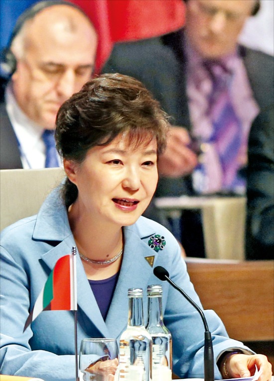 박근혜 대통령이 24일 네덜란드 헤이그에서 열린 제3차 핵안보정상회의 개회식에서 선도연설을 하고 있다. 연합뉴스