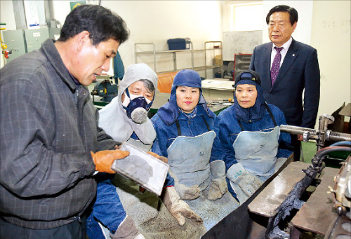 한국폴리텍대 울산캠퍼스 실험실에서 중·장년 퇴직자들이 문성훈 산업설비자동화학과 교수(왼쪽)로부터 교육을 받고 있다. 오른쪽은 박 광일 학장. 하인식 기자