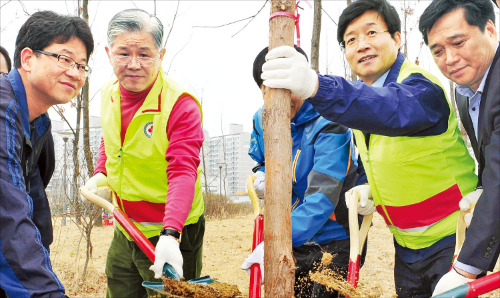 최신원 회장, 식목행사 