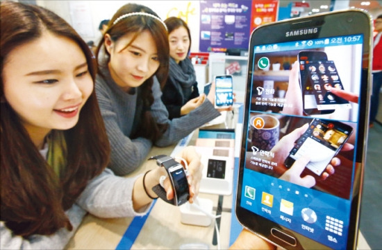 SK텔레콤은 27일 삼성전자의 신형 스마트폰인 갤럭시S5 판매를 시작했다. 서울 종각에 있는 SK텔레콤 T월드 카페에서 소비자들이 제품을 이용해보고 있다. 연합뉴스