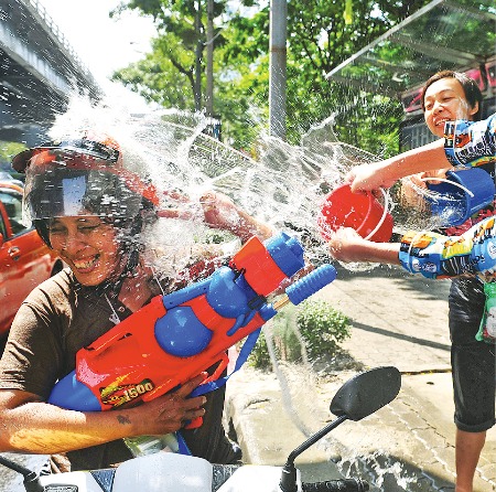 물의 축제를 즐기는 사람들은 아예 대형 물총을 준비하기도 한다.