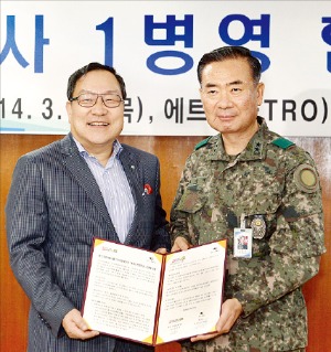 이충희 듀오 대표(왼쪽)는 지난 27일 조국제 15사단장과 1사1병영 자매결연 협약을 맺었다.