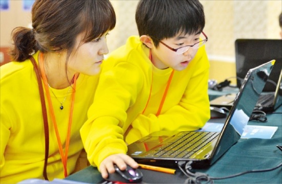 지난달 25일 서울 송파구 올림픽파크텔에서 열린 ‘SW 창의캠프’에 참가한 학생들이 교육용 프로그래밍 언어(scratch 등)를 학습하고 있다. 정보통신산업진흥원 제공