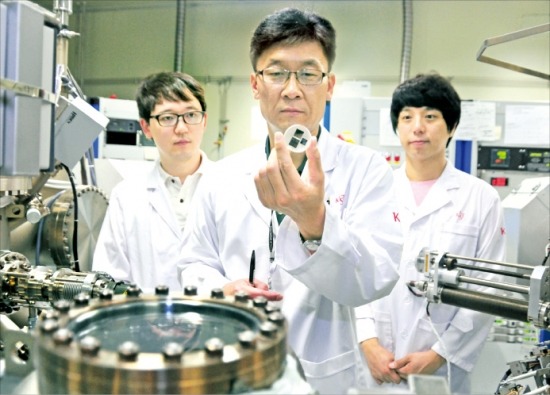 미래창조과학부가 13대 미래성장동력 중 하나로 선정한 지능형 반도체인 스핀 트랜지스터를 장준연 한국과학기술연구원(KIST) 스핀융합센터장(가운데)이 들어 보이고 있다.  한경DB
