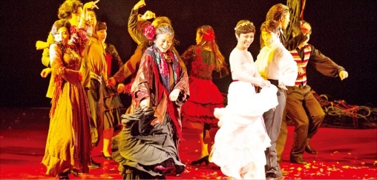 서울 명동예술극장에서 내달 5일까지 공연하는 연극 ‘피의 결혼’. 