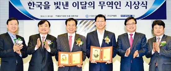 제67회 ‘한국을 빛낸 이달의 무역인’ 시상식이 지난 28일 서울 삼성동 트레이드타워에서 열렸다. 왼쪽부터 정구학 한국경제신문 부국장, 안현호 무역 협회 부회장, 이재형 대주기계 사장, 서대석 모베이스 부사장, 권평오 산업통상자원부 무역투자실장, 심상원 한빛회 총무. 한국무역협회 제공