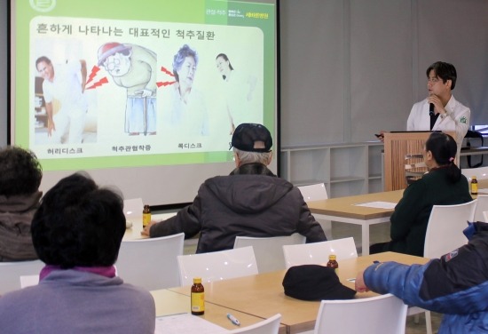 김훈 세바른병원 강서점 원장이 최근 개최된 무료건강강좌에서 척추관협착증을 비롯한 척주질환의 증상을 소개하고 있다. /세바른병원 제공