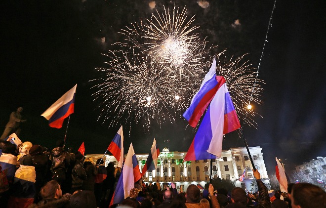 우크라이나 크림반도 러시아 귀속 주민투표 후 레닌 광장의 하늘을 뒤덮은 불꽃/연합뉴스