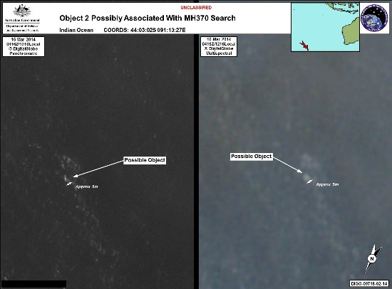 호주 국방부가 20일(현지시간) 공개한 위성사진. 16일 작성된 것으로 화살표 옆에 흰색으로 표시된 것이 인도양 남쪽 해상에 떠 있는 물체다. 호주 정부는 이 물체가 실종된 말레이시아항공 여객기(MH370)와 관련된 것으로 추정된다고 밝히고 이 물체가 발견된 곳은 호주 퍼스 남서 2천500km 해상이라고 말했다./AP연합