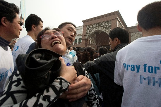실종된 말레이시아 항공기 탑승자 유가족들이 베이징 주재 말레이시아 대사관 앞으로가 항의하다 오열하고 있다/연합뉴스
