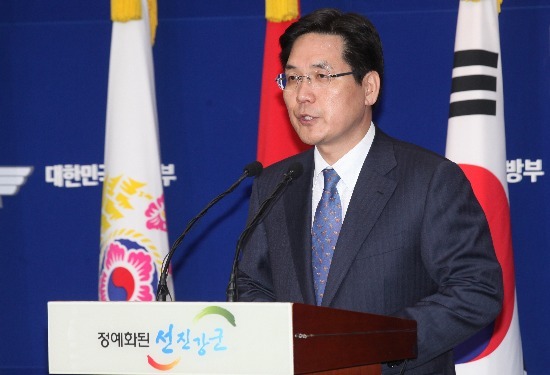 < 국방부, “북의 도발에 단호하게 응징” > 북한이 해상사격 훈련 중 발사한 수백발의 포탄 중 일부가 북방한계선(NLL) 남쪽 해상으로 떨어진 것으로 확인된 31일 오후, 국방부에서 김민석 대변인이 브리핑을 하고 있다./연합뉴스