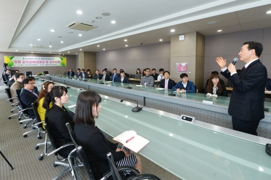 권기선 경북지방경찰청장(사진 오른쪽)이 대구보건대학을 찾아 특강을 진행하고 있다./대구보건대학제공 