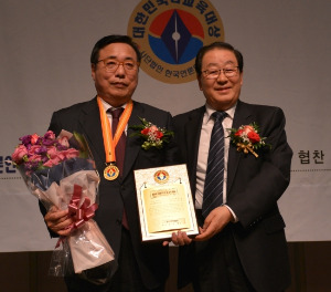 10일 열린 '참교육대상' 시상식에서 최고대상을 수상한 유기풍 서강대 총장(왼쪽).