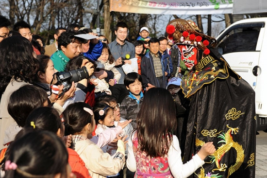 지난 2013년 서울 남산공원에서 시민들과 함께 한 중국 변검 공연.
