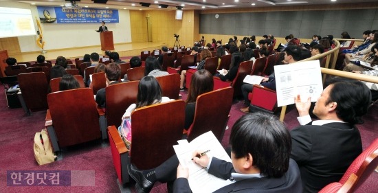 14일 국회문화관광산업연구포럼(공동대표 김재윤, 장윤석 의원)은 국내 복합리조트 도입과 관련된 쟁점사항과 그에 대한 대응방안을 모색하는 세미나를 개최했다. / 사진. 국회문화관광산업연구포럼 제공.