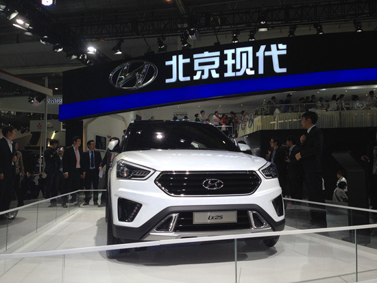 현대자동차가 2014 북경모터쇼에서 공개한 중국 전략형 모델 ix25. ix35(국내명 투싼ix) 아래급으로 올 하반기부터 중국의 20~30대 젊은 층을 공략할 예정이다. 외관은 투싼보단 싼타페를 닮았다.