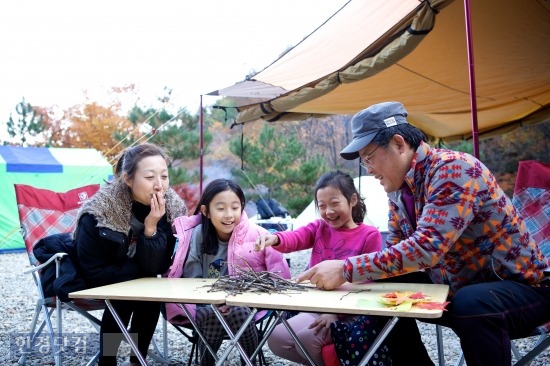 '좀 놀아본 캠핑' (곽병관, 임성예 저)은 캠핑장에서 아빠와 아이가 손쉽게 즐길 수 있는 77가지의 캠핑놀이를 소개하고 있다. / 사진. 개미똥구멍 제공.  