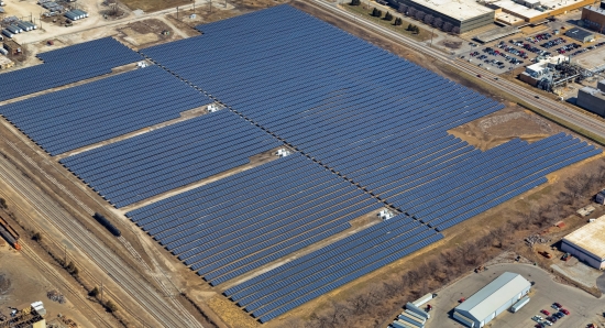 한화큐셀이 미국 최초로 환경오염지역에 설치한 10.86MW 규모의 인디애나폴리스 메이우드의 태양광 발전소.