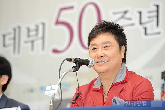 [포토] 남진, '데뷔 50주년' 기념 기자회견 열어