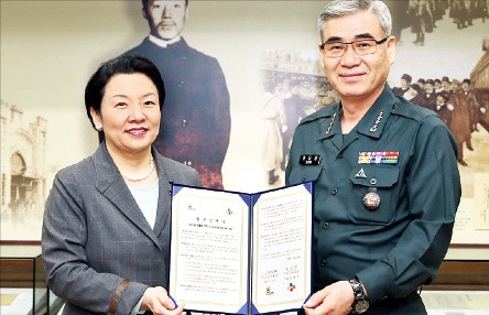 권오성 육군참모총장(오른쪽)과 민희경 CJ그룹 CSV경영실장이 업무협약을 맺은 뒤 기념촬영하고 있다. CJ그룹 제공