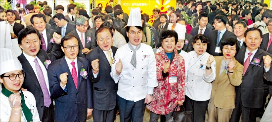 김기웅 한국경제신문 사장(왼쪽 두 번째부터), 이순우 우리금융지주 회장, 김주하 농협은행장, 나승일 교육부 차관, 노희순 한국외식과학고 교장, 한지연 한국외식과학고 교사, 권선주 기업은행장, 서진원 신한은행장 등이 초밥만들기 체험에 앞서 파이팅을 외치고 있다. 김한조 외환은행장(김 사장 오른쪽 뒤)도 체험행사에 동참했다. 허문찬 기자 weat@hankyung.com