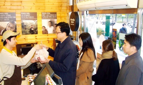 지난 4일 낮 ‘한솥도시락’ 서울교대점을 찾은 직장인들이 주문한 메뉴가 나오기를 기다리고 있다.  강창동 기자
 