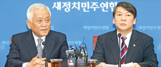 김한길(왼쪽), 안철수 새정치민주연합 공동 대표가 8일 국회에서 기자회견을 하고 있다. 연합뉴스
