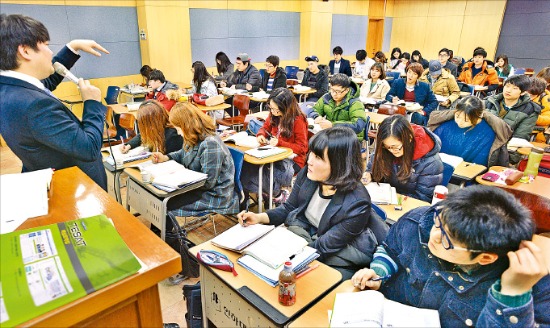 한국경제신문이 시행하는 테샛 특강이 대학과 고교 사이에서 선풍적 인기를 모으고 있다. 사진은 인하대의 테샛 수업 모습. 한경DB