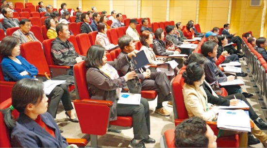 대전·충청지역 시민들이 ‘한경 2014년 부동산시장 전망과 투자전략’ 설명회에 참석, 부동산 전문가들의 강연을 듣고 있다. 김동현 기자