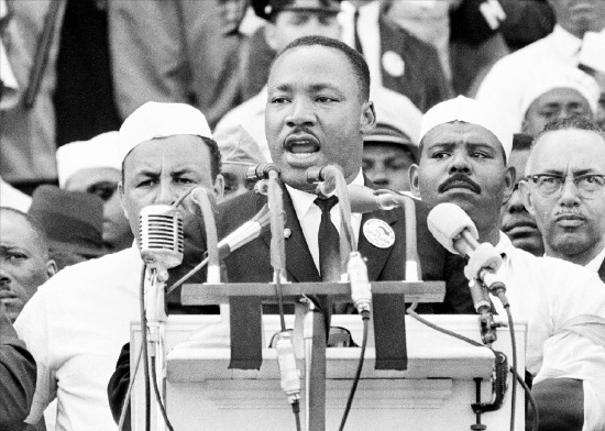 마틴 루서 킹 목사가 흑백 차별 철폐를 주장하는 연설을 하고 있다. 한경DB