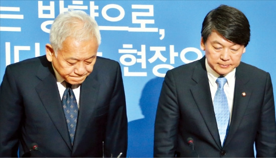 < 고개숙인 金·安 > 김한길(왼쪽)·안철수 새정치민주연합 공동대표가 10일 국회에서 기초선거 무공천 약속을 지키지 못한 것에 대해 사과하고 있다. 연합뉴스