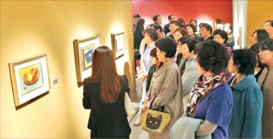 13일 오후 가나아트 부산에서 관람객들이 박수근의 수채화 작품들을 감상하고 있다. 가나아트 제공