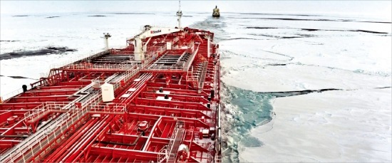지난해 10월 북극항로를 시범운항 중인 현대글로비스 소속 스테나폴라리스호가 쇄빙선이 얼음을 깨고 지나간 바닷길을 따라 항해하고 있다. 한경DB