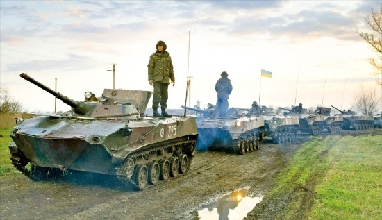 < 전운 감도는 우크라이나 > 우크라이나 동부지역에서 14일(현지시간) 친러시아 시위대의 무장시위가 이어지는 가운데 우크라이나 군인들이 동부 슬라뱐스크시 인근에 탱크를 대기시킨 채 경계 태세를 갖추고 있다. 우크라이나 정부는 이날 오전 9시까지 시위대에 자진해산을 요구하는 최후통첩을 했으나 시위대가 이를 무시하면서 긴장이 고조되고 있다. 슬라뱐스크AP연합뉴스