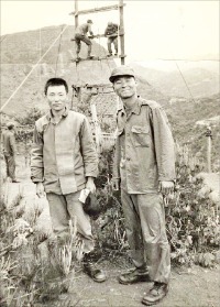 1971년 ROTC 임관 뒤 유격훈련 중인 우병서 당시 소위(오른쪽). 