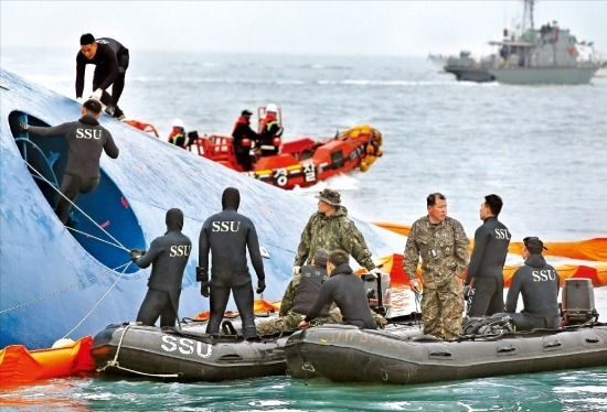 해군 해난구조대(SSU) 대원이 17일 오전 전남 진도군 조도면 인근 해상에서 침몰한 세월호의 실종자 구조를 위해 입수 준비를 하고 있다. 연합뉴스