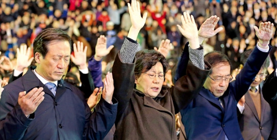 < ‘무사귀환’ 기도하는 서울시장 후보들 > 새누리당의 6·4 지방선거 서울시장 예비후보인 정몽준 의원(왼쪽부터), 이혜훈 최고위원과 새정치민주연합소속 박원순 서울시장이 20일 서울 연세대 노천극장에서 열린 부활절 연합예배에서 세월호 실종자들의 무사 귀환을 위해 기도하고 있다. 연합뉴스