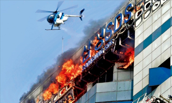 20일 낮 12시25분께 경기 과천시에 있는 삼성SDS 데이터센터 3층에서 화재가 발생했다. 소방대원들이 헬기와 소방차를 이용해 진화작업을 벌이고 있다. 과천=정동헌 기자 dhchung@hankyung.com