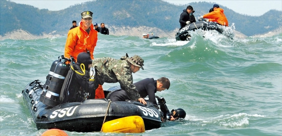 해군 해난구조대(SSU)와 특수전전단(UDT) 소속 잠수사들이 20일 세월호 침몰사고 해역에서 실종자 탐색작업을 하고 있다. 연합뉴스