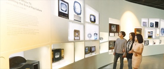 삼성이 세계 전자산업의 역사를 보여주는 삼성이노베이션뮤지엄을 21일 수원 삼성전자 디지털시티에 열었다. 관람객들이 흑백TV의 역사를 설명한 전시장을 둘러보고 있다. 삼성전자 제공