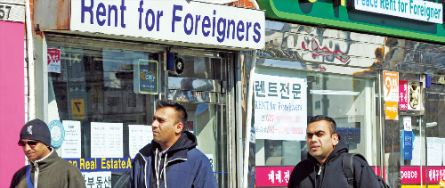 서울 용산 미군기지 인근 부동산 중개업소에 외국인 임차인을 구하는 문구가 걸려 있다. 