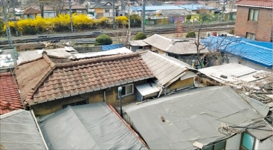 서울시와 자치구의 지원 미비로 재개발사업 진행이 멈춘 용산구 한강로 철로 변의 노후 주택지역. 한경DB
