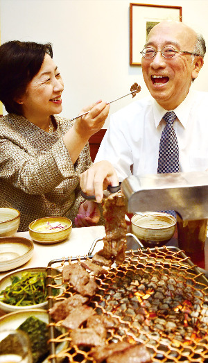 벳쇼 코로 주한 일본대사(오른쪽)와 부인 벳쇼 마리코 여사가 비나리에서 환하게 웃으며 식사를 하고 있다. 김병언 기자 misaeon@hankyung.com